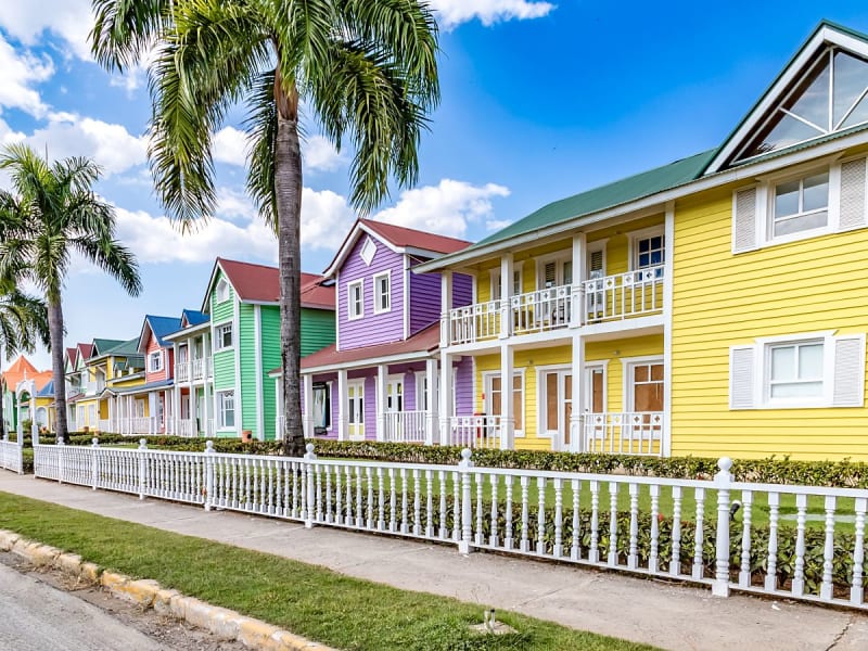 Saman&aacute;, Dominikanische Republik &ndash; wei&szlig;e Br&uuml;cke verbindet gr&uuml;ne Inseln