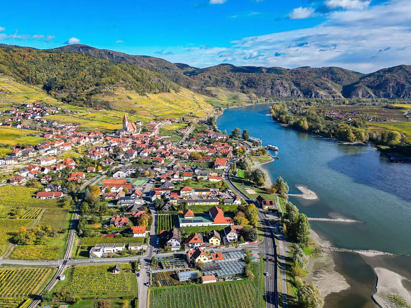 Wei&szlig;enkirchen, &Ouml;sterreich &ndash; Dorf, Donau und Weinberge in herbstlicher Farbenpracht