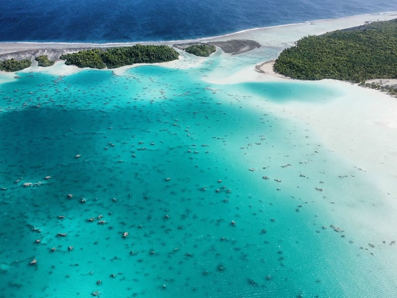 Rangiroa, Franz&ouml;sisch-Polynesien &ndash; T&uuml;rkisblaue Riffzone mit dichter K&uuml;stenvegetation