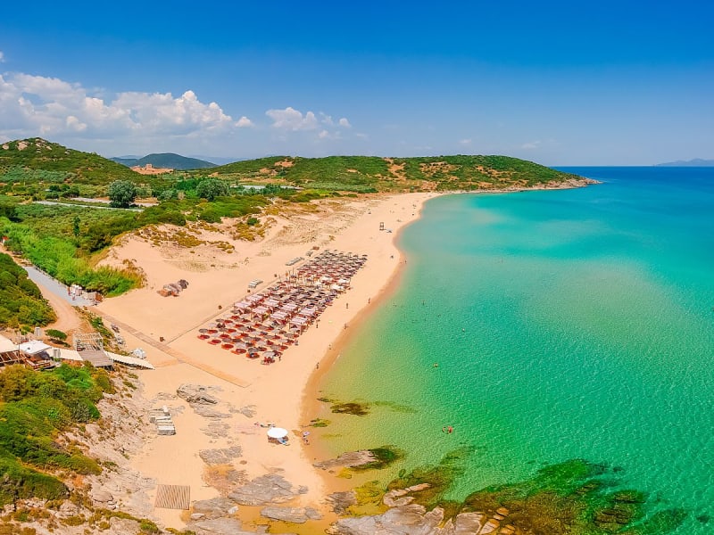 Kavala, Griechenland &ndash; Strand mit Schirmen und D&uuml;nen an der klaren &Auml;g&auml;isk&uuml;ste