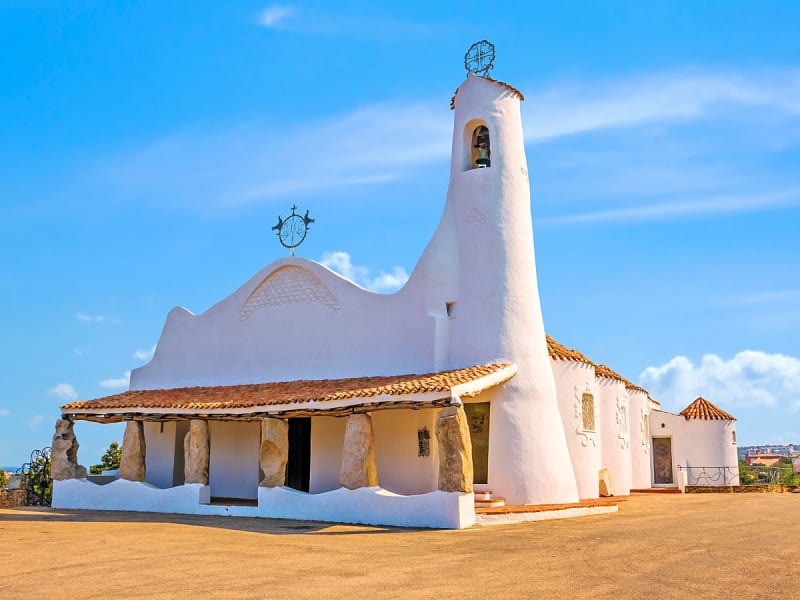 Porto Cervo, Italien &ndash; Kirche Stella Maris mit organischer Form und Glockenturm