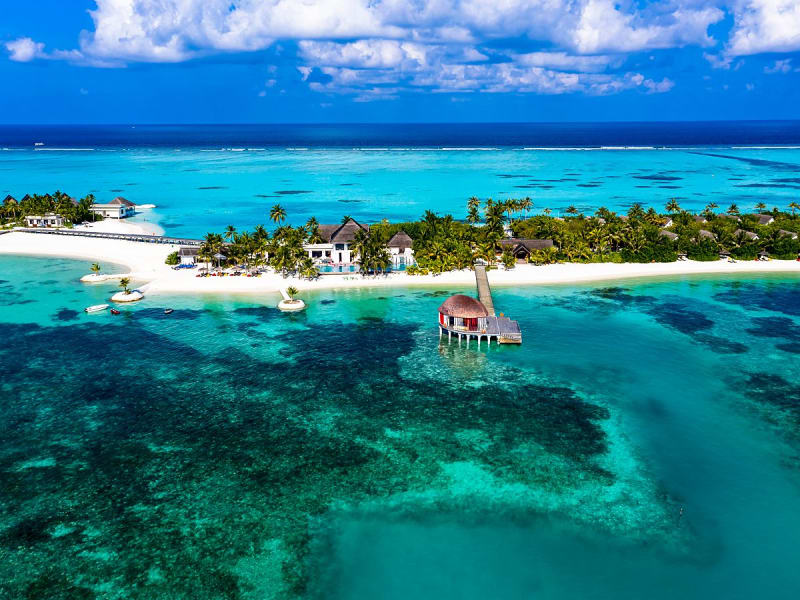 Mal&eacute;, Malediven &ndash; luxuri&ouml;ses Inselresort mit wei&szlig;en Str&auml;nden und &Uuml;berwasserpavillon