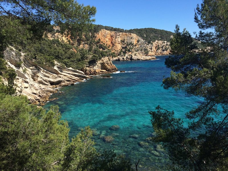 Sanary-sur-Mer, Frankreich &ndash; versteckte Bucht mit smaragdgr&uuml;nem Wasser und Pinienh&auml;ngen