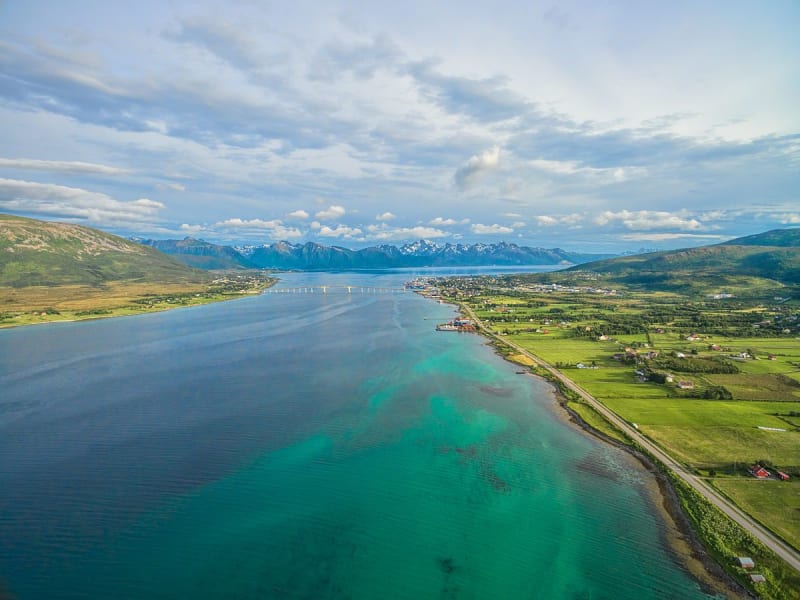 Sortland, Norwegen &ndash; Panorama mit Br&uuml;cke, Fjord und Nordnorwegens weiter Natur