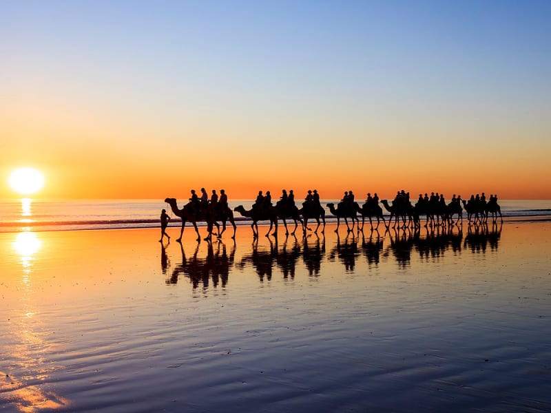 Broome, Australien &ndash; genie&szlig;e den Sonnenuntergang vom R&uuml;cken eines Kamels