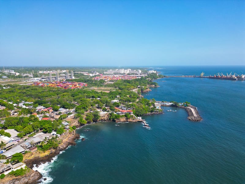 Acajutla, El Salvador &ndash; gesch&auml;ftiger Containerhafen an bewaldeter K&uuml;ste