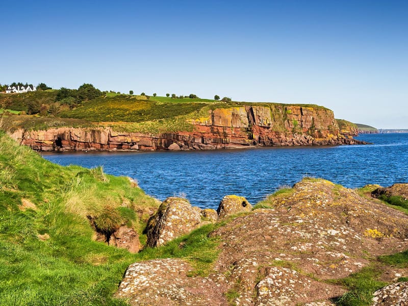 Dunmore East, Irland &ndash; Rote Klippen &uuml;ber ruhiger Meeresbucht