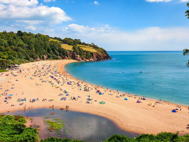 Dartmouth, England &ndash; Sandstrand in weiter Bucht mit Klippen