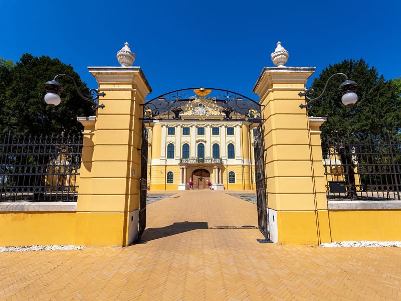 Kalocsa, Ungarn - Eingangstor zum barocken Erzbischofspalast