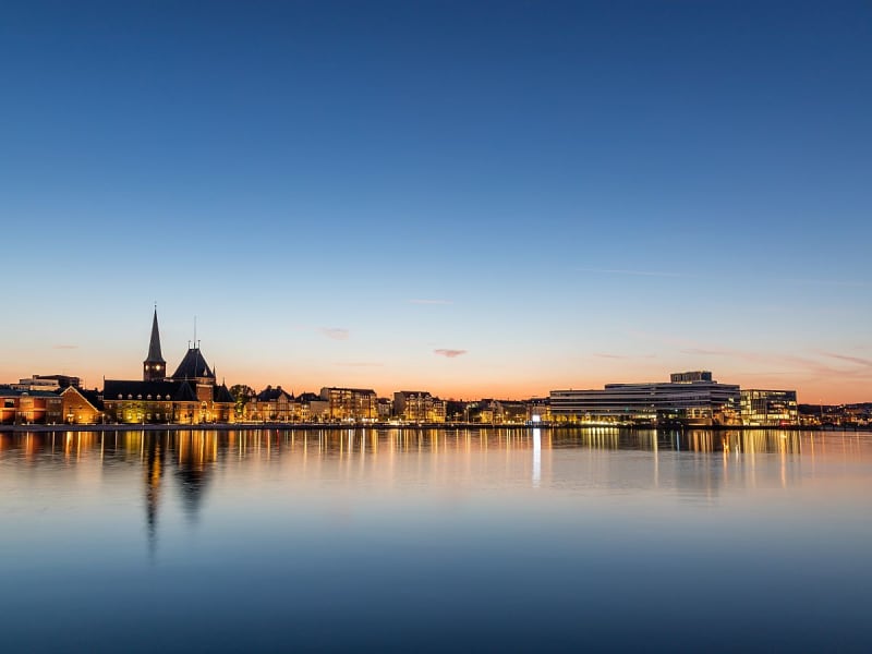 Aarhus in Abendd&auml;mmerung mit Blick auf Dom zu Aarhus