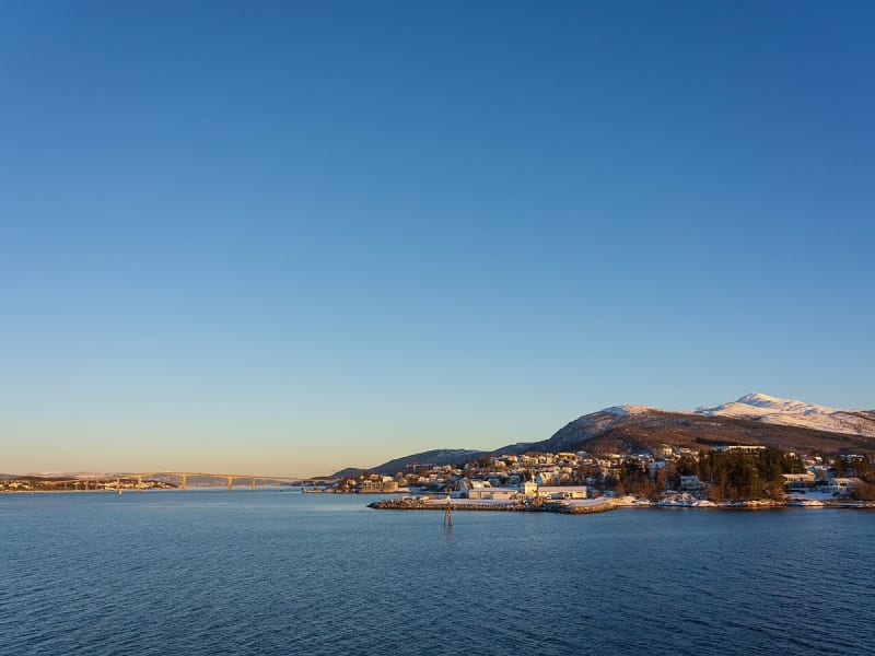 Finnsnes, Norwegen - K&uuml;stenstadt am Fjord mit Br&uuml;cke und Bergen im Abendlicht