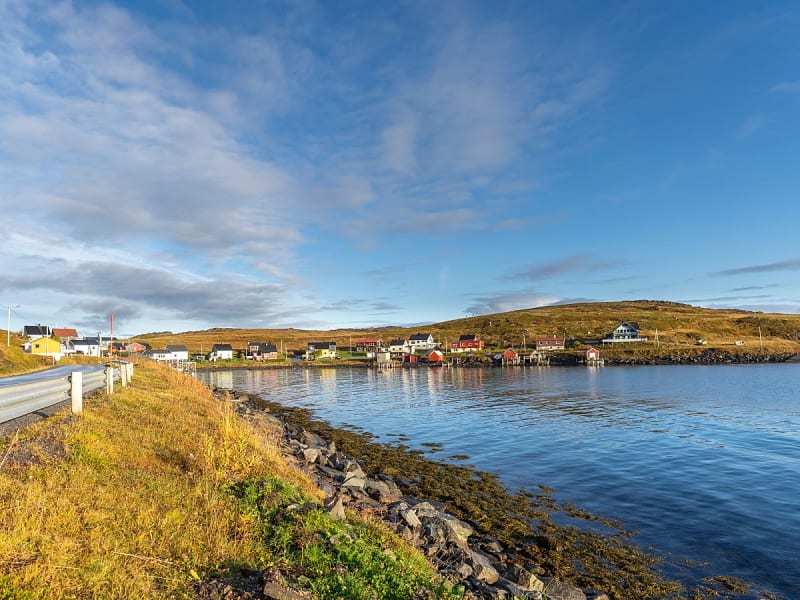 Hav&oslash;ysund, Norwegen - K&uuml;stenstra&szlig;e am Wasser mit Ort und bunten H&auml;usern