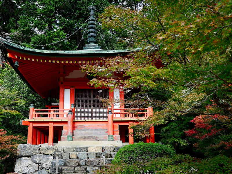 Toba, Japan - Japanischer Tempel zwischen B&auml;umen in ruhiger Parklandschaft