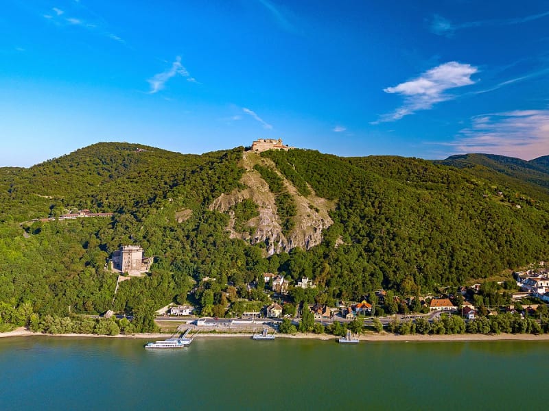 Visegr&aacute;d, Ungarn - H&uuml;gel mit Festung &uuml;ber Fluss und kleinem Ort
