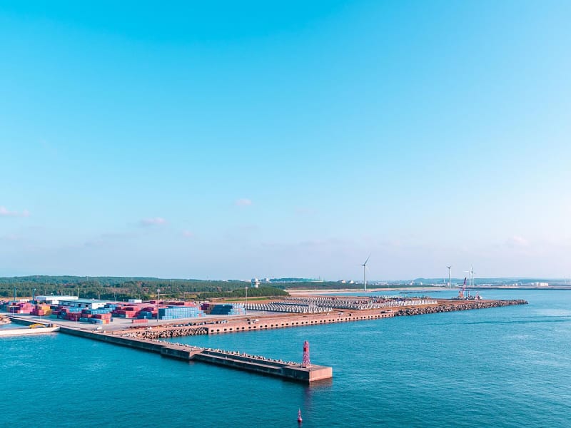 Sakata, Japan - K&uuml;stenhafen mit Wellenbrechern und Windkraftanlagen