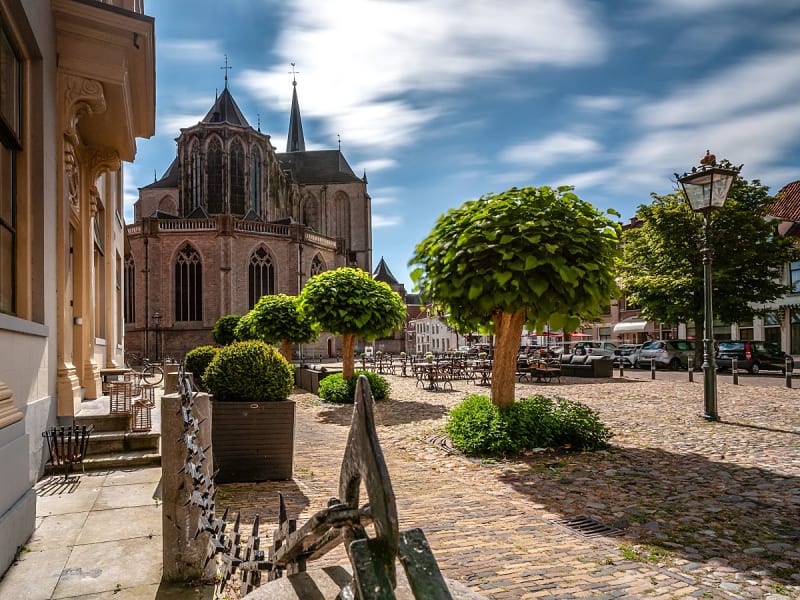 Kampen, Niederlande &ndash; Altstadtplatz mit Kirche, B&auml;umen und Kopfsteinpflaster