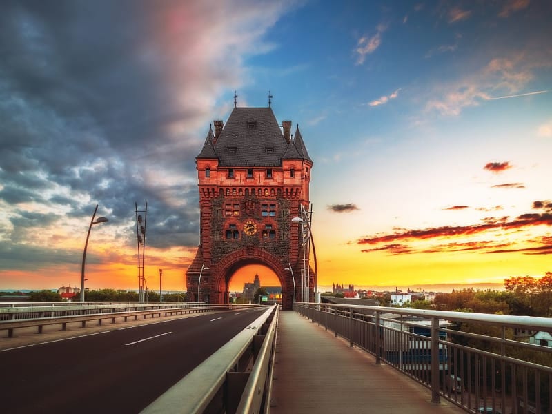 Worms, Deutschland - Historischer Br&uuml;ckenturm auf Rheinbr&uuml;cke bei Sonnenuntergang