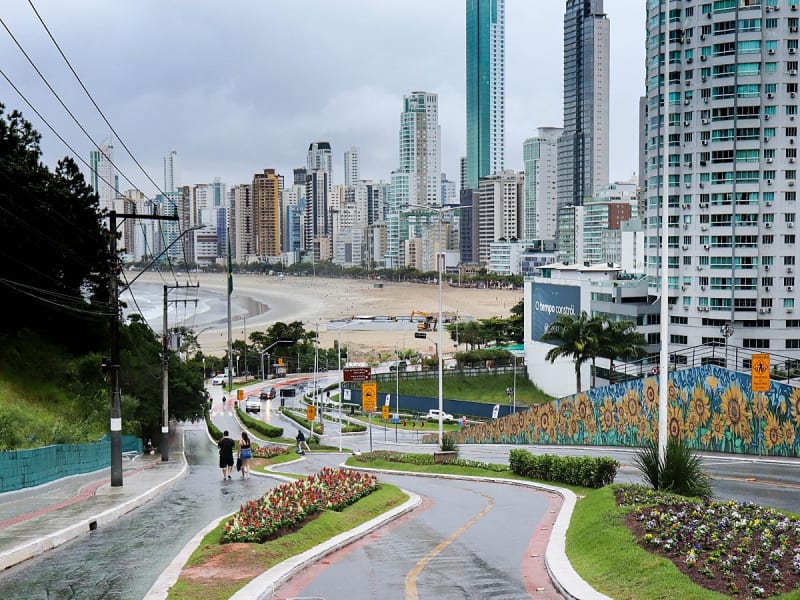 Balne&aacute;rio Cambori&uacute;, Brasilien - K&uuml;stenstadt mit Stra&szlig;e, Strand und dichter Skyline