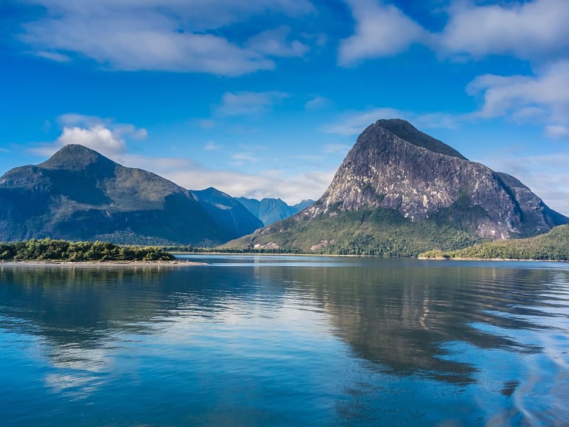Puerto Chacabuco in Chile &ndash; Fjordlandschaft mit Bergen und klarem Wasser