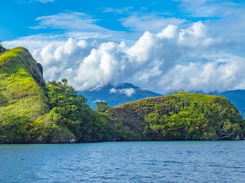 Alotau, Papouasie&ndash;Nouvelle-Guin&eacute;e &ndash; &Icirc;les verdoyantes au large de la baie de Milne