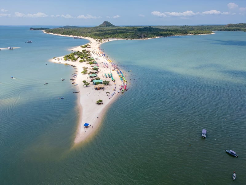 Alter do Ch&atilde;o, Brasil &ndash; Ilha do Amor entre as &aacute;guas da Amaz&ocirc;nia e uma praia de areia