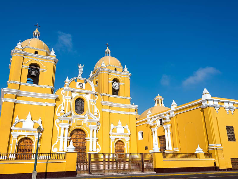 Salaverry, Peru &ndash; Catedral amarela em estilo colonial