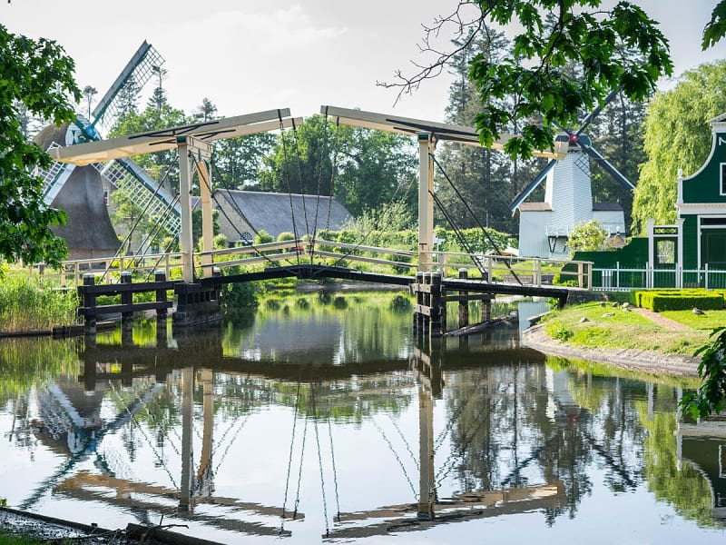 Arnhem, Pays-Bas &ndash; Pont-levis historique entre moulins et canaux