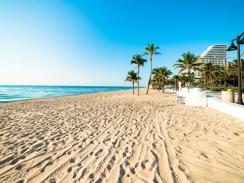 Fort Lauderdale, Florida, USA &ndash; Sandstrand mit Palmen an der Atlantikk&uuml;ste