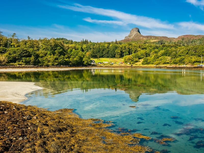 Eigg, Esc&oacute;cia &ndash; Lagoa costeira com vista para o An Sg&ugrave;rr