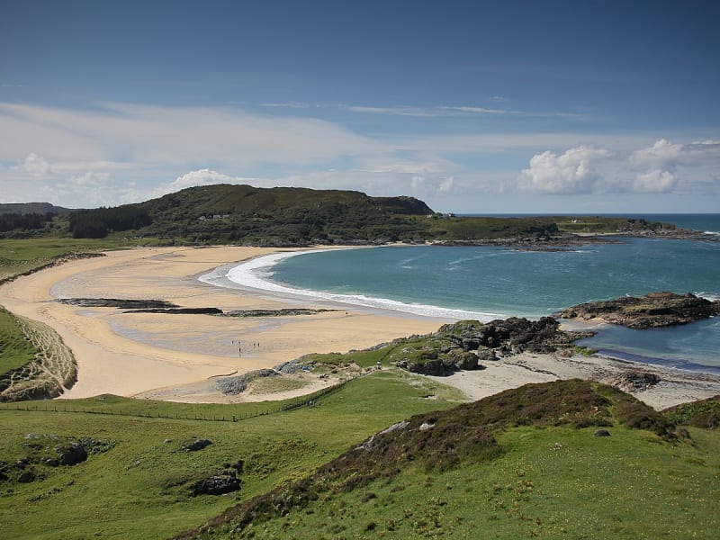 Colonsay, Schottland &ndash; Geschwungene Sandbucht mit t&uuml;rkisfarbenem Wasser