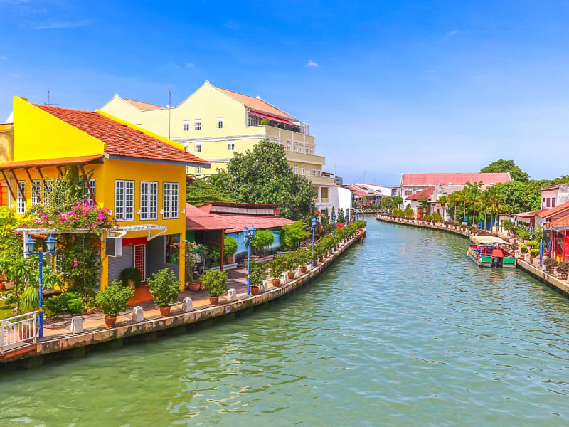 Melaka, Mal&aacute;sia &ndash; Casas coloridas &agrave;s margens do rio Melaka