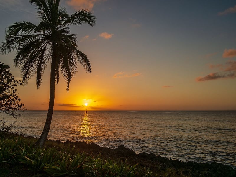 San Andr&eacute;s, Col&ocirc;mbia &ndash; Costa tropical sob a luz dourada do entardecer