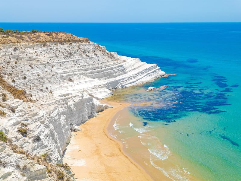 Porto Empedocle, It&aacute;lia &ndash; Scala dei Turchi com praia de areia e mar cristalino
