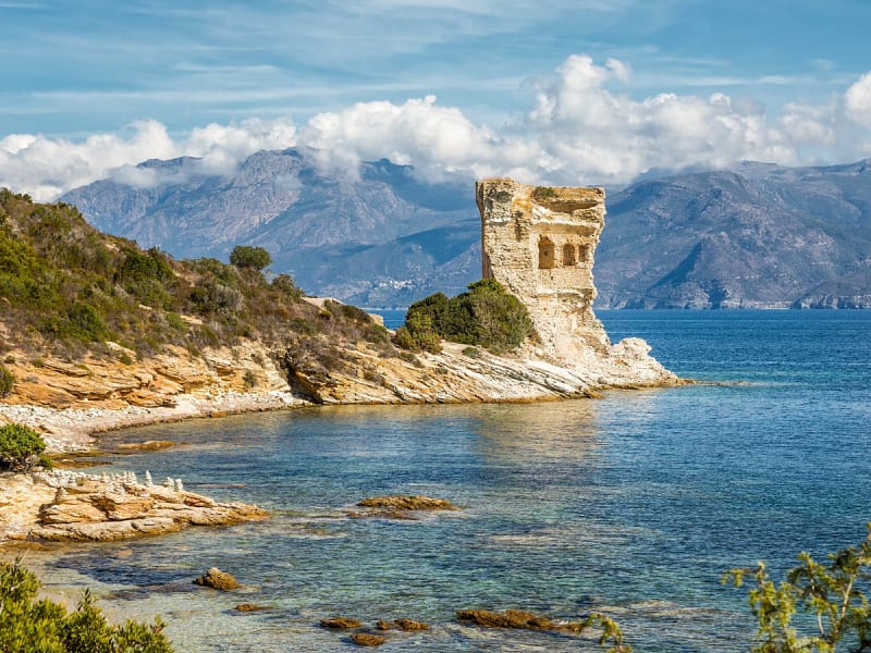 Saint-Florent, C&oacute;rsega, Fran&ccedil;a &ndash; Costa rochosa junto ao Mediterr&acirc;neo
