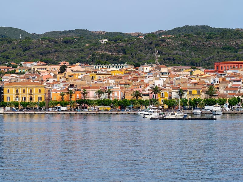 Carloforte, San Pietro, It&aacute;lia &ndash; Passeio mar&iacute;timo junto &agrave; marina