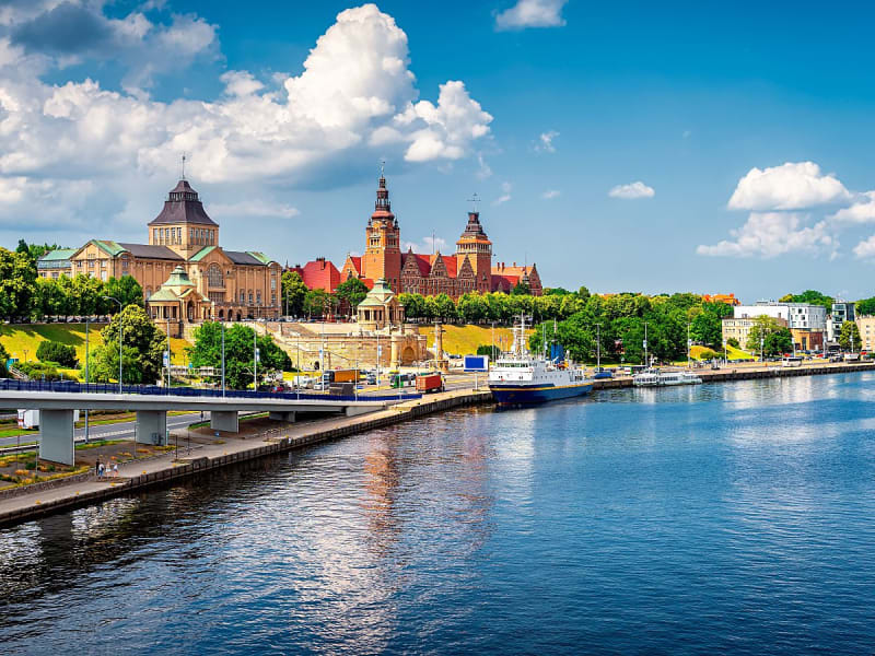 Szczecin, Polen &ndash; Blick &uuml;ber den Fluss auf die historische Stadtkulisse