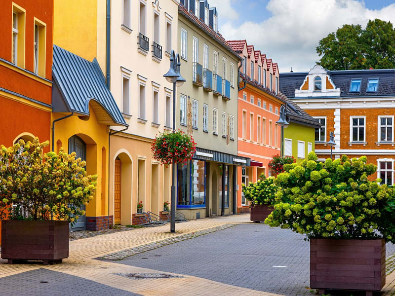 Brandenburg an der Havel, Deutschland &ndash; Ruhige Stra&szlig;e mit farbigen H&auml;usern