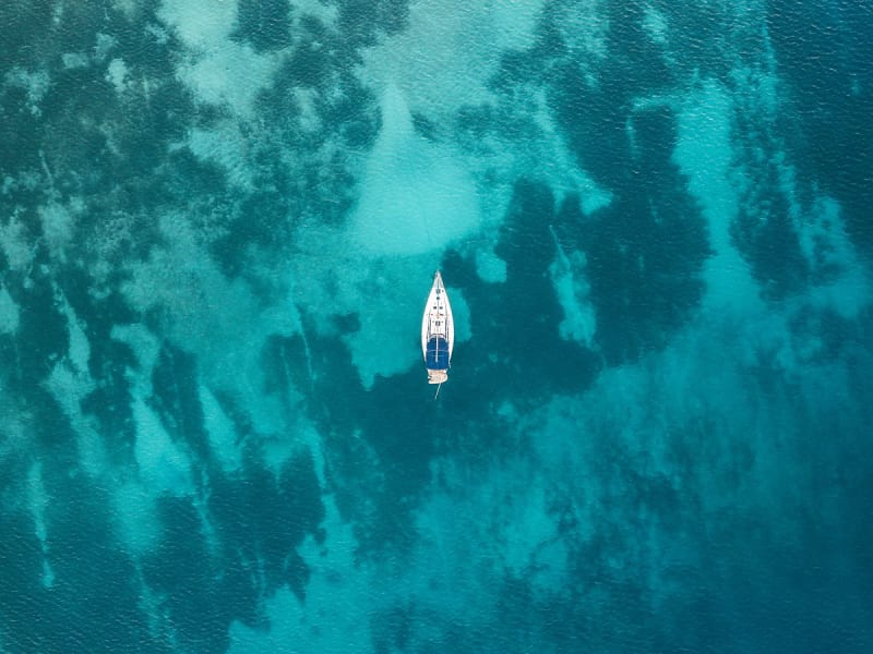 Rodney Bay, Santa L&uacute;cia &ndash; Vista a&eacute;rea de um veleiro no mar das Cara&iacute;bas