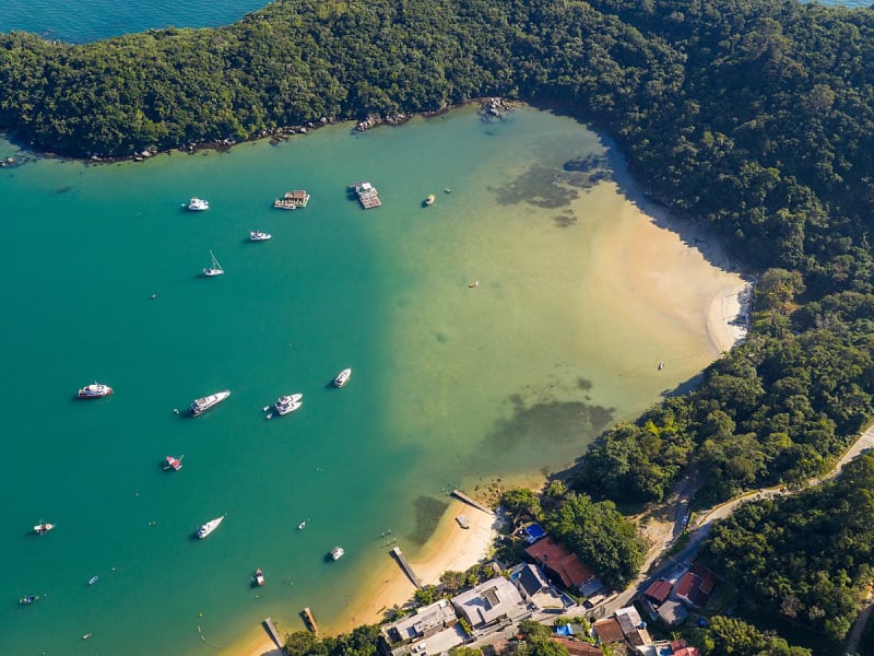 Porto Belo, Santa Catarina, Brasilien &ndash; Ruhige Bucht mit hellem Sandstrand und bewaldeter K&uuml;ste