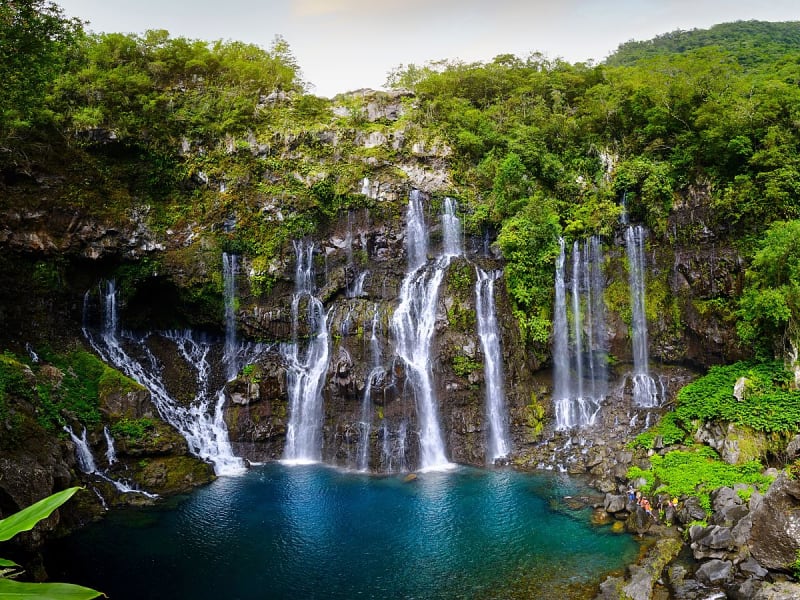 La R&eacute;union &ndash; Multiples cascades au-dessus d&rsquo;un bassin turquoise