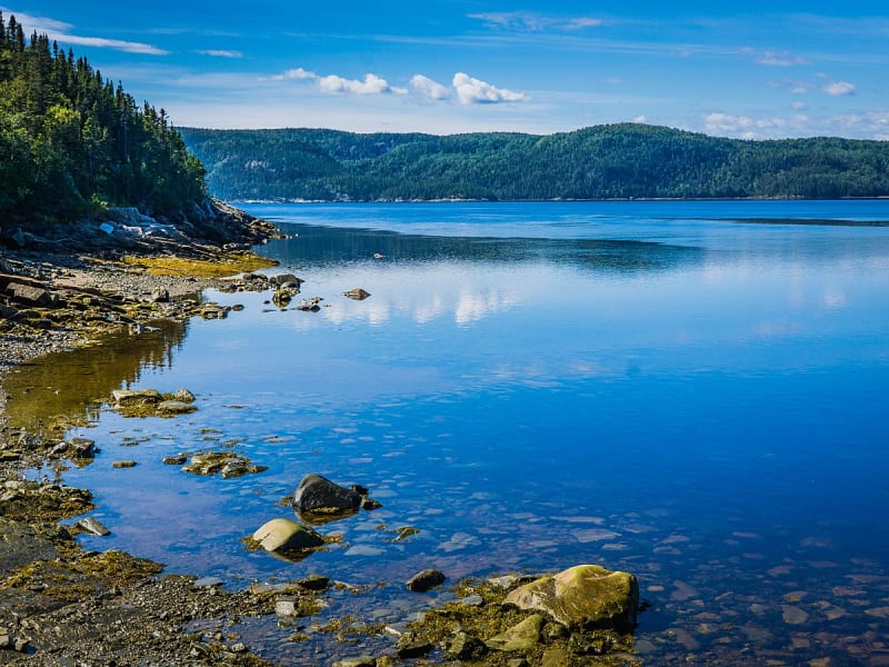 La Baie, Qu&eacute;bec, Canada &ndash; Blauw water tussen beboste heuvels