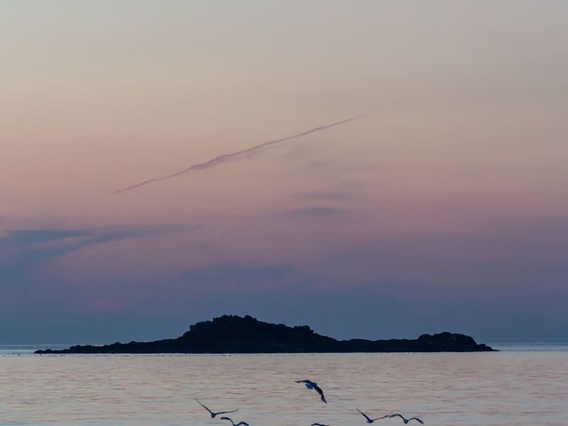 Portrush, Noord-Ierland &ndash; Kustlandschap met eiland en kalm water