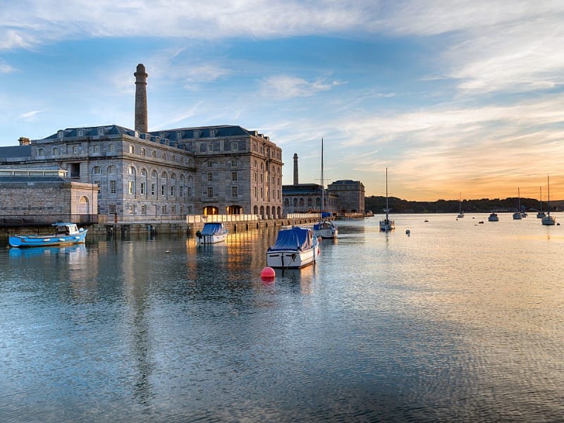 Plymouth, Angleterre &ndash; B&acirc;timents en pierre au bord de l&rsquo;eau avec voiliers