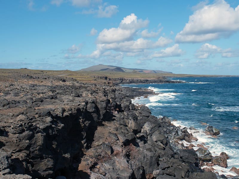 Hanga Roa, Isla de Pascua, Chile &ndash; Escarpada costa de lava junto al mar azul