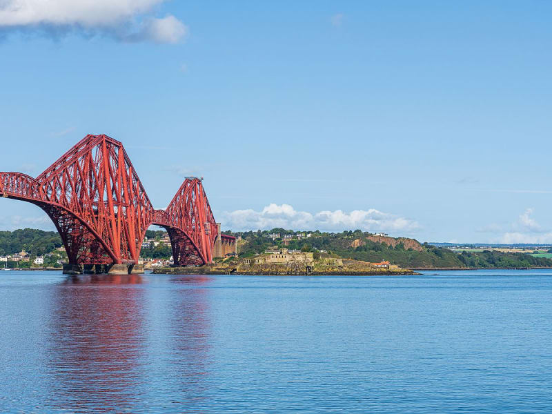 Rosyth, Edinburgh, Schottland &ndash; Rote Br&uuml;ckenkonstruktion &uuml;ber ruhigem K&uuml;stengew&auml;sser
