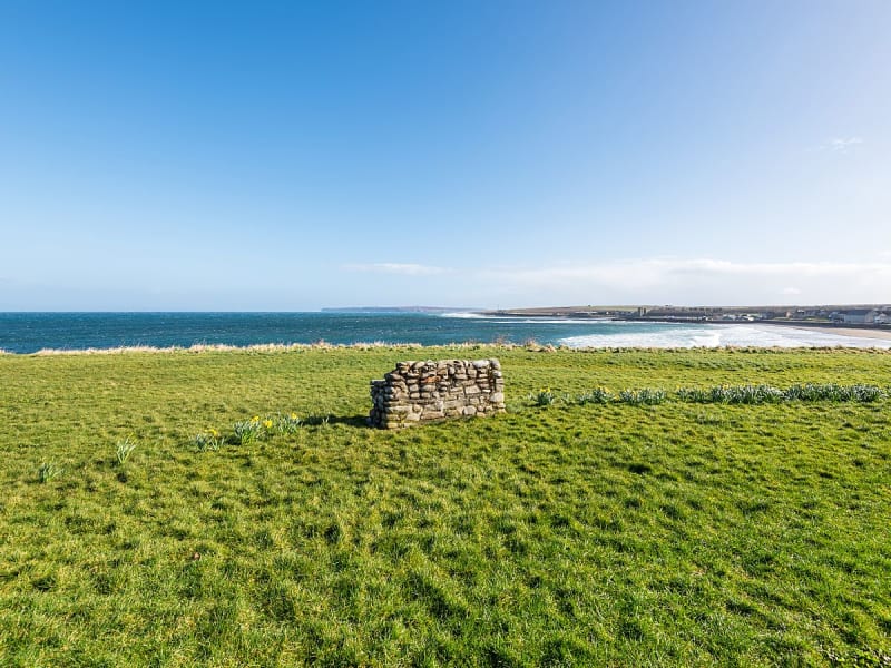 Scrabster, &Eacute;cosse &ndash; Prairie c&ocirc;ti&egrave;re avec vue sur la mer bleue