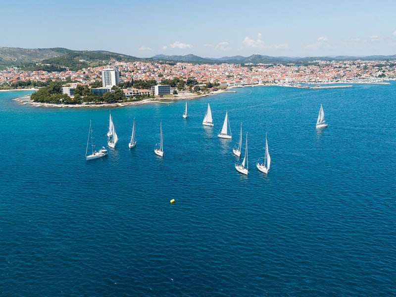 Vodice, Cro&aacute;cia &ndash; Vista a&eacute;rea da ba&iacute;a com veleiros e telhados vermelhos