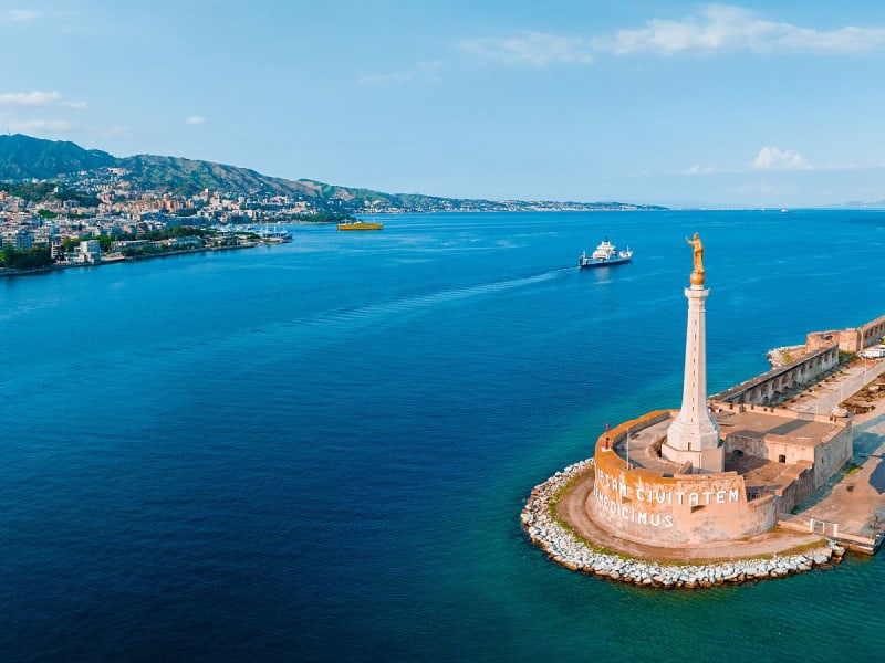 Reggio di Calabria, Italia &ndash; Vista a&eacute;rea de la costa junto al estrecho de Mesina