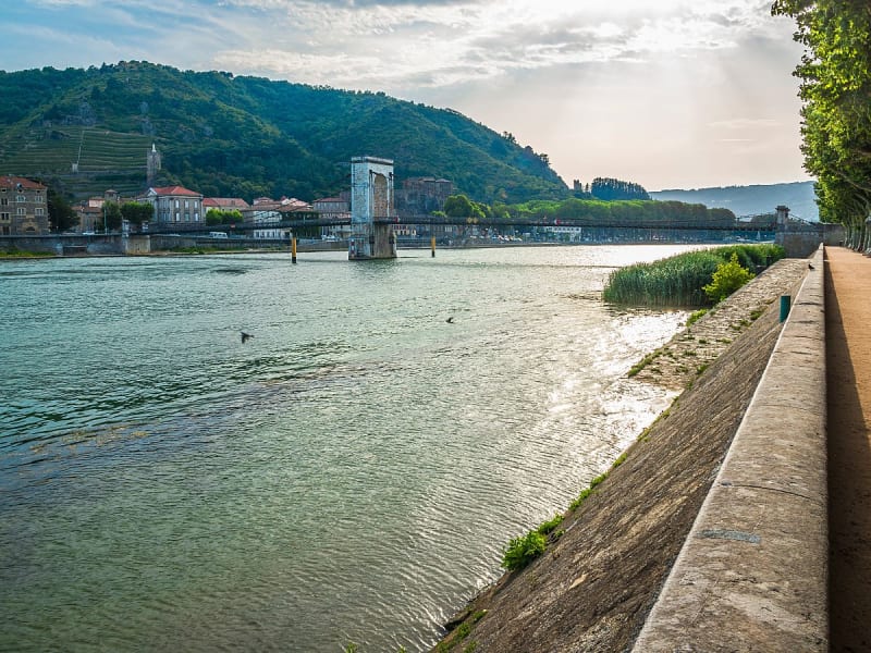 Tournon, Fran&ccedil;a &ndash; Margem do R&oacute;dano com ponte e vinhedos verdes