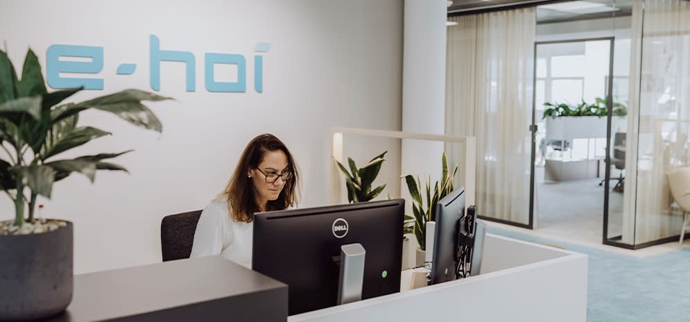 Ein einladender Empfang in hellen strandfarben, umgeben von Pflanzen